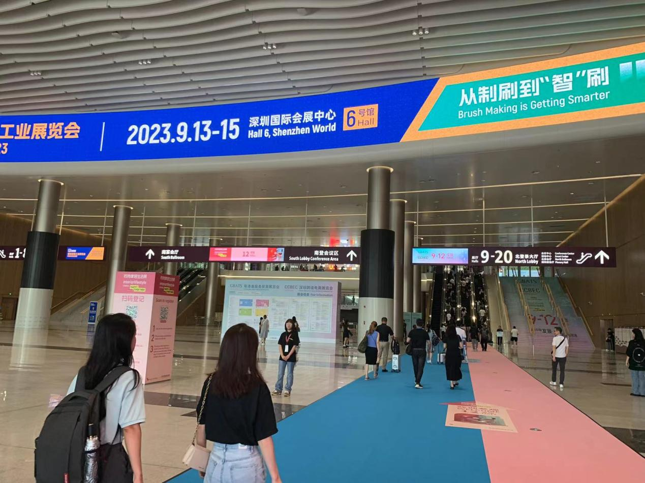 越境電子商取引プラットフォームで販売されている売れ筋商品はどのようなハードウェア製品ですか?